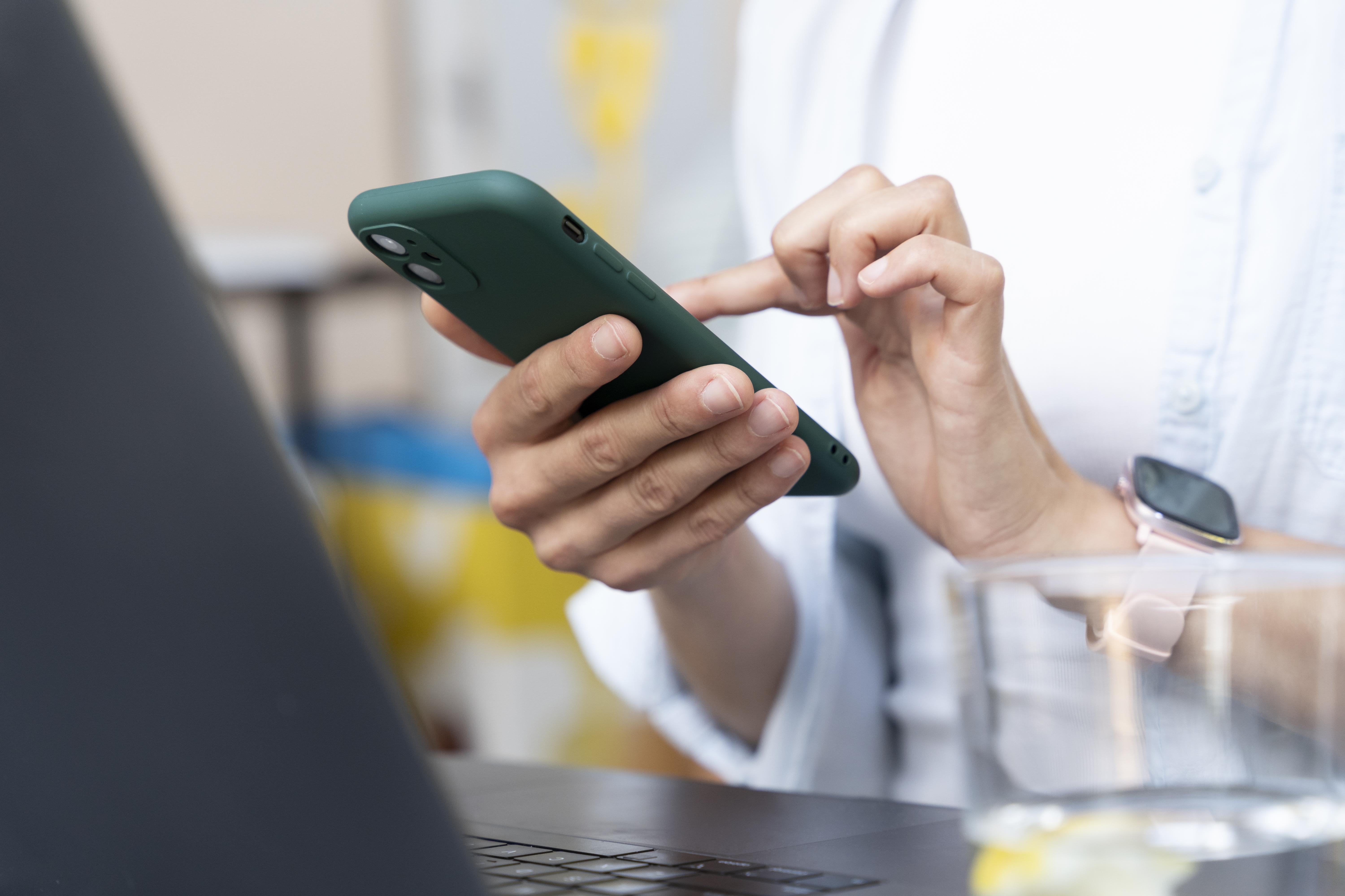 Ilustrasi konsultasi diet via smartphone dan WhatsApp